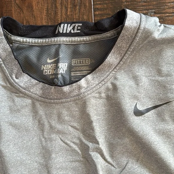 ☘️4 Compression/Fitted Workout Tops - Picture 9 of 10